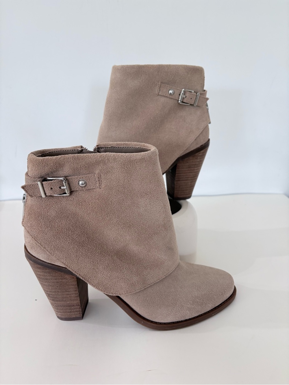 JESSICA SIMPSON 9M Tan Suede Leather Booties 3.5” Heel Silver Zip Buckle NWOB